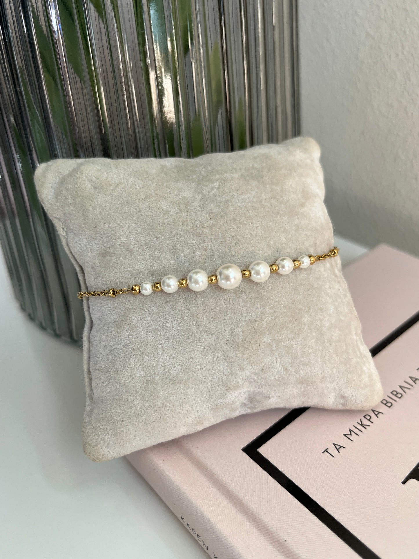 Minimalist pearl bracelet