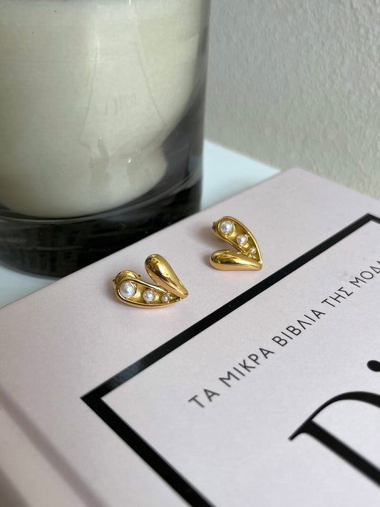 Heart pearl stud earrings