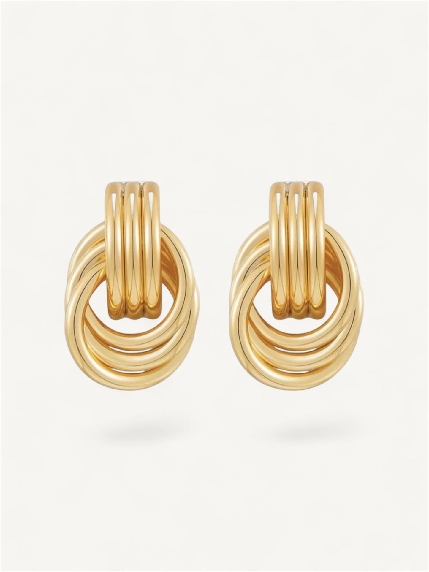 Χρυσά chunky σκουλαρίκια Alista Jewels με ανάγλυφη υφή και σχέδιο vintage κόμπου, κατασκευασμένα από ατσάλι που δεν μαυρίζει.