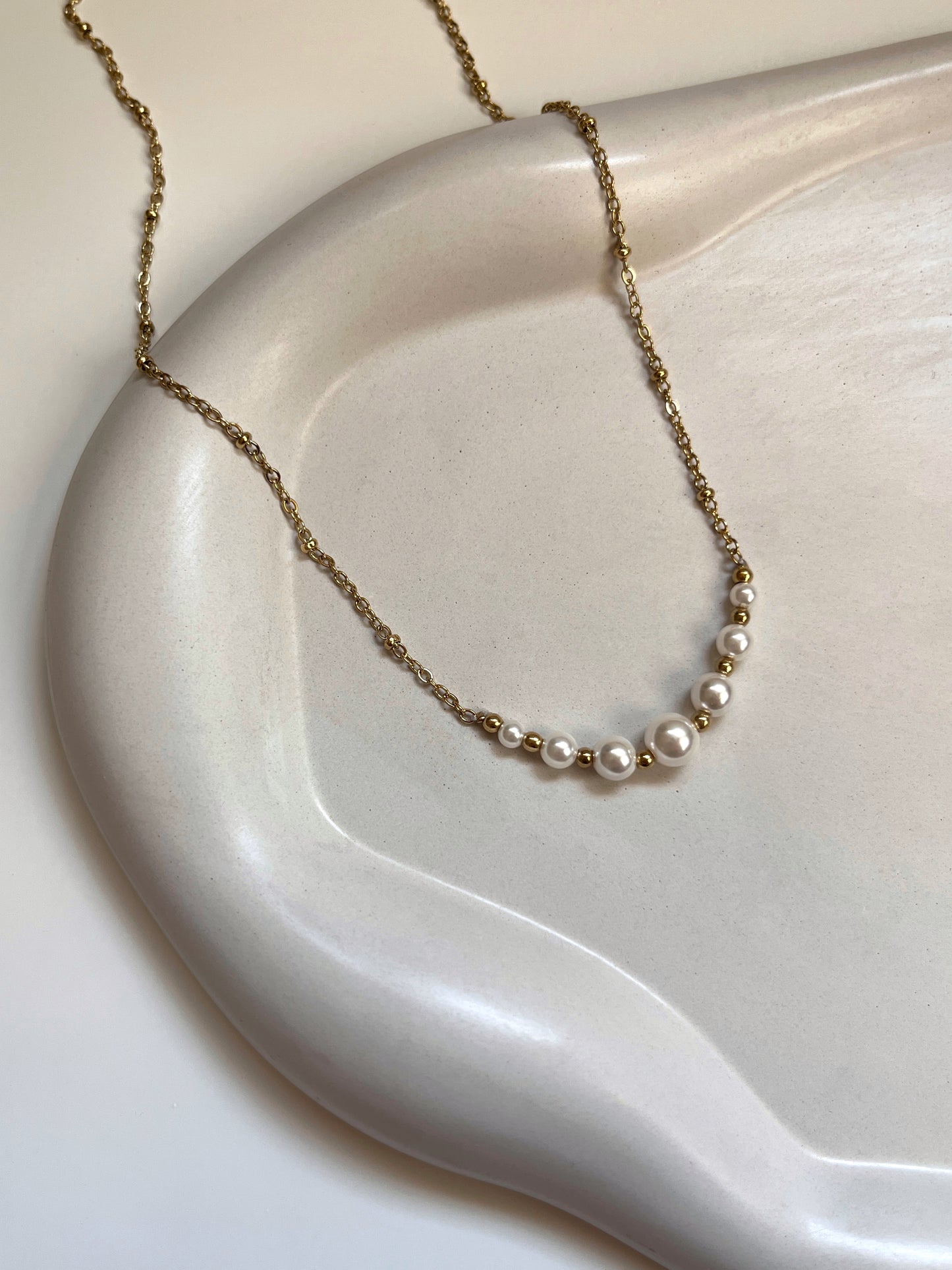 Minimal pearls necklace