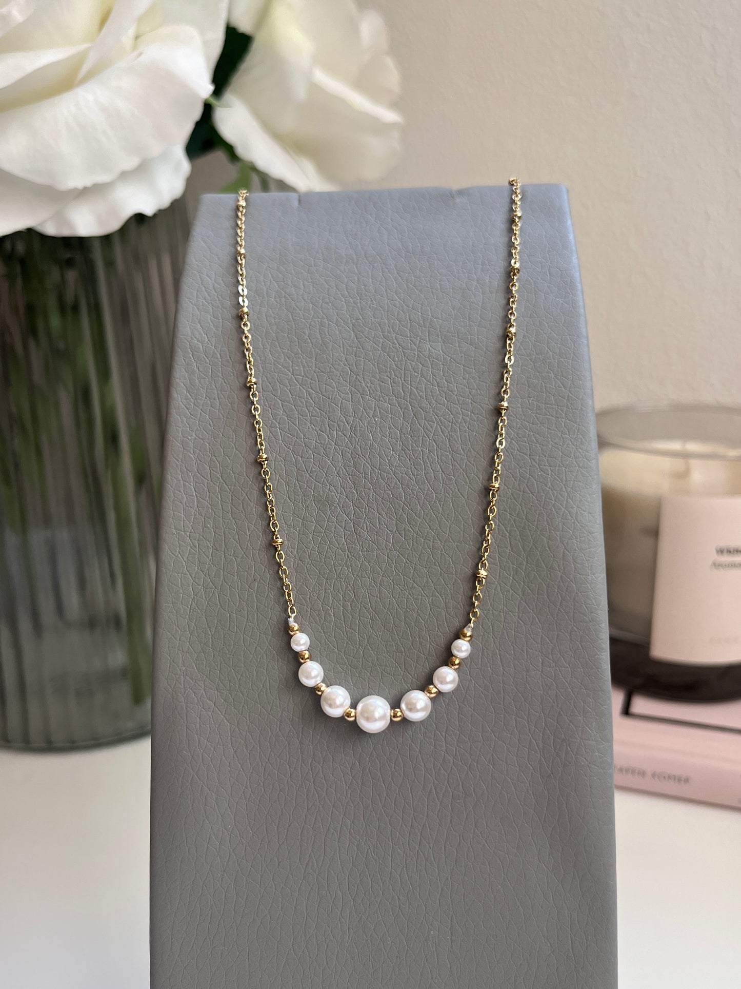 Minimal pearls necklace